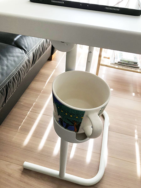 リビングに置いたIKEAのラップトップスタンド（BJÖRKÅSEN ビョルコーセン）のドリンクホルダーにマグカップを置いたところ　一条工務店 i- smart　アイスマート 注文住宅　マイホーム